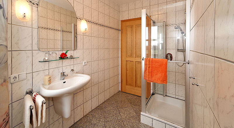 modernes Badezimmer in der Ferienwohnung